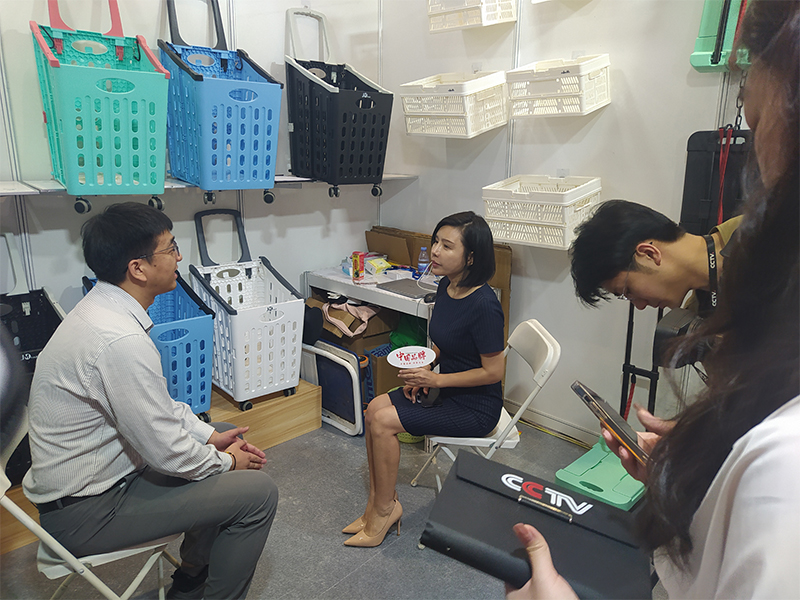 深圳礼品展拉开帷幕，超市购物车深受顾客喜欢接受了央视采访。